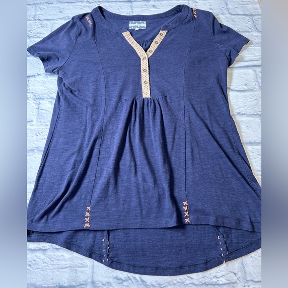 Comme Toi Navy V Neck Short Sleeve Top w/Tan Accents. Size Medium. - Picture 1 of 9